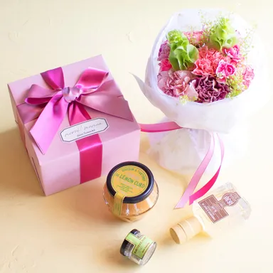 ボナペティ！ママンセット(カーネーションブーケつき)：8,800円(税込)