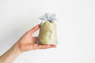 セットの巾着に収納すれば手のひらサイズに