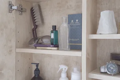 細かいケアアイテムはミラーの中へ