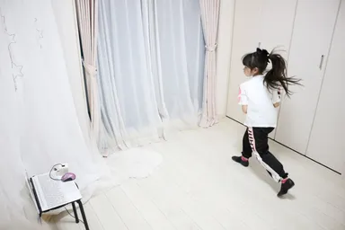 オンラインでダンスレッスンを受けている子供(1)