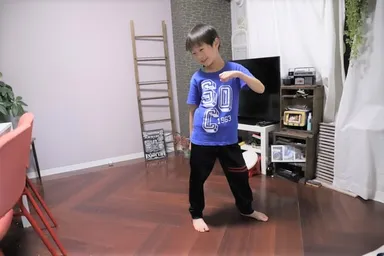 オンラインでダンスレッスンを受けている子供(2)