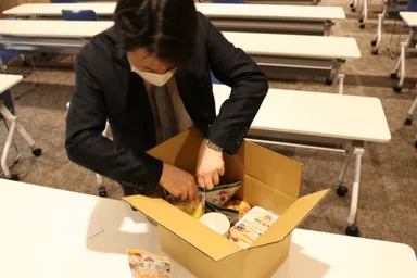 学生支援センター職員が発送準備