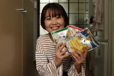 食の支援品を受け取る学生2