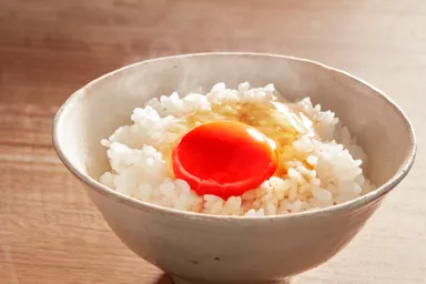 濃い朱色の黄身が特徴の箱庭たまご　茜