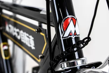 旧型のロゴマークを施したデザイン