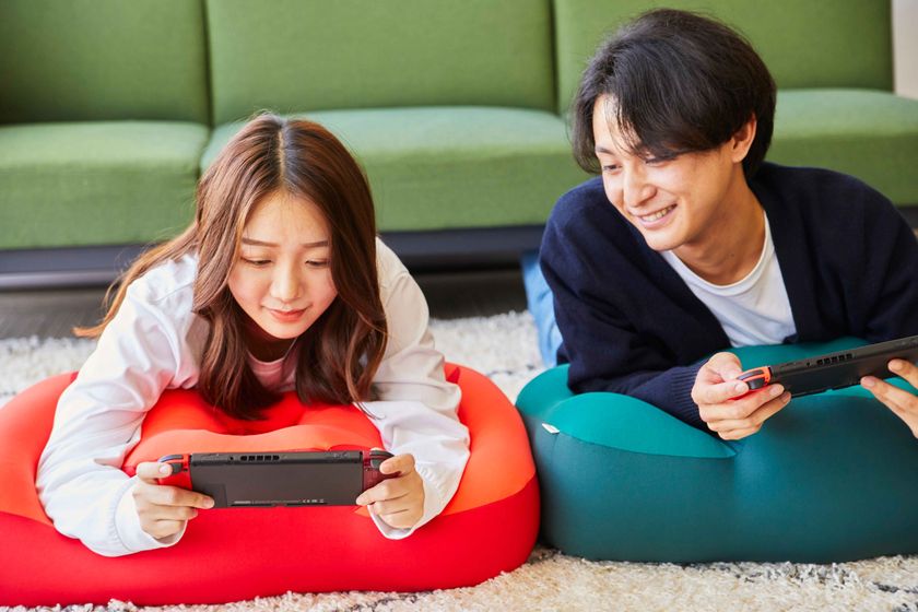 楽な姿勢でゲーム スマホを長時間楽しめる うつ伏せ クッション Neochi Pillow ねおちピロー に待望の新色発売 クロスプラス株式会社のプレスリリース