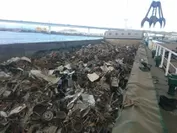 尼崎港での船積みの様子・鉄スクラップ