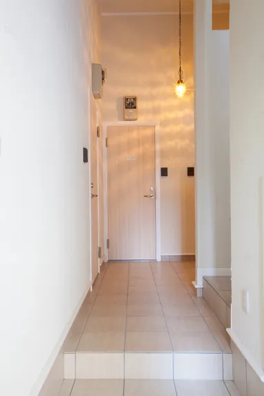 共有のホールから2階へ