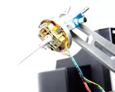 3軸水晶振動式力センサとロボット先端