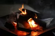 焚き火を眺めながら過ごす夜、定番の焼きマシュマロもお楽しみください。