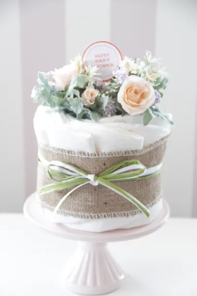 プレゼントのダイパーケーキ(おむつケーキ)