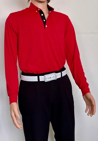 力強い深紅と黒のコントラストがモダン