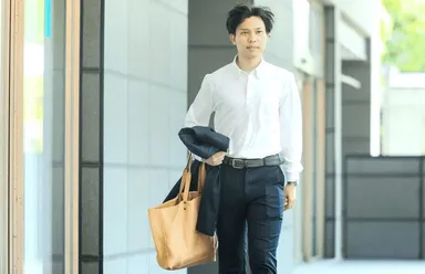 ビジネスシーンにも合うボタンプルオーバー オフ白