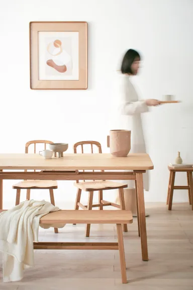 ダイニングに天然木の優しさを。