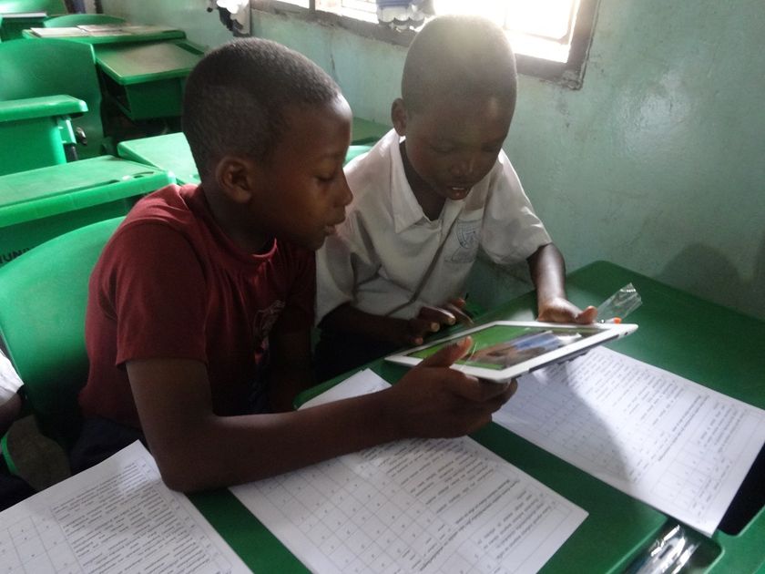 途上国の教育支援を行うNPO法人Class for Everyoneの
『TASUKiプロジェクト』へi-Pad453台を寄付