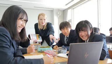 英語の授業では、週1回英文学を学ぶ(工学院大学附属高等学校インターナショナルコースの様子)