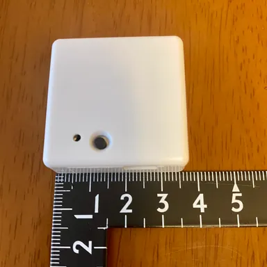 サイズは縦3.7cm×横3.7cm×高さ1.2cm