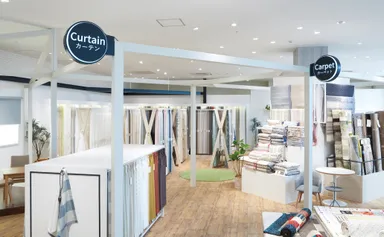 小さいながらもダイナミックな展示の店内