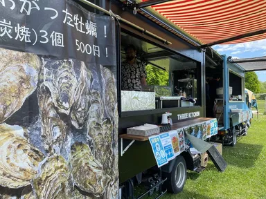 キッチンカーの折りたたみ受け渡し台(Instagram kitchencar_takashi_three様)