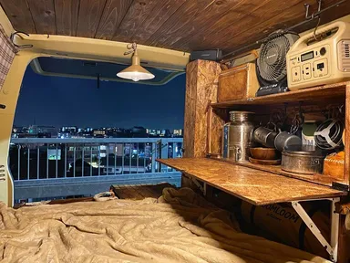 車中泊での折りたたみテーブル(Instagram maohenry様)