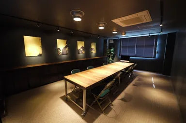 壁面にアートが飾られたライブラリー