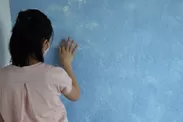 親子施工例：手で塗れる安心素材。また自分の部屋を塗ってみた！という成功体験が自信とお部屋への愛着につながる
