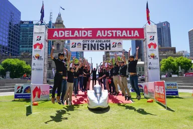 「2019ブリヂストンワードソーラーチャレンジ」ゴールで喜ぶメンバー