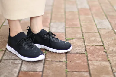 携帯にも便利な軽さのエアリー撥水スニーカー