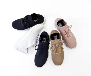 カラフル展開のエアリー撥水スニーカー