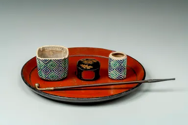 Photo.06　朱漆塗たばこ盆