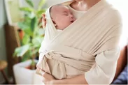 赤ちゃんをピッタリ包むことで安眠を誘う、伸縮性のある生地