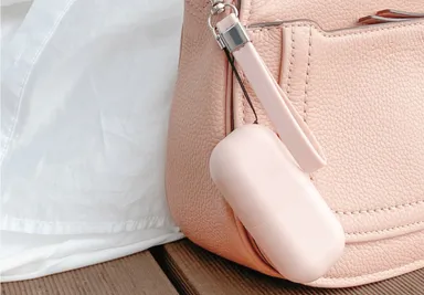 ストローと同色のストラップ