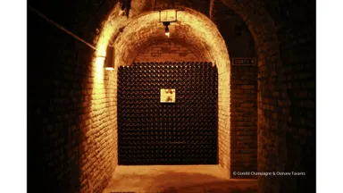 10億本以上のボトルが保管されているシャンパーニュ地方の数百キロに及ぶ地下セラーのうちの小さな区画。