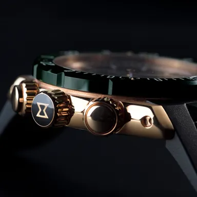 ベゼル素材には、サファイアと同等の高硬度を誇るハイテクセラミックを使用しています。キズや腐食への耐性に優れ、時計の外観を美しく保ちます。