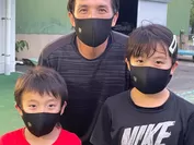マスクを付ける子ども達と田端 健児氏