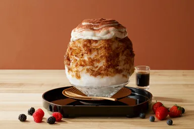 3種のベリーがアクセント『鎌倉小町とろふわかき氷―ティラミス・ベリー―(1,420円/税込)』