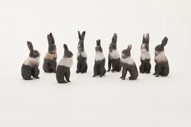 (3) スーザン・ホールズ(イギリス) 「ラビット・ファミリー」 2019-2020年　作家蔵