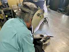 職人さんが1台ずつ手作業で溶接