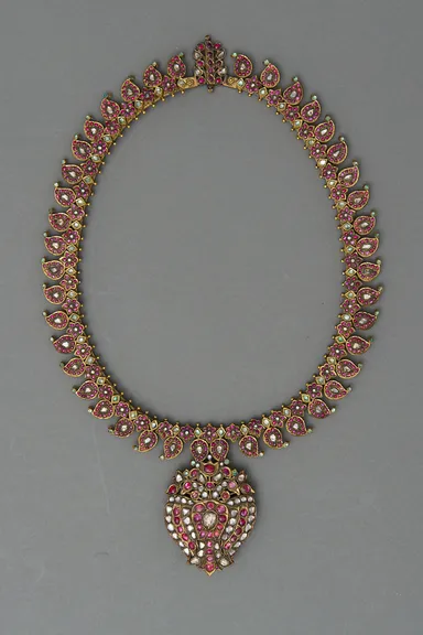 13. 宝飾ネックレス