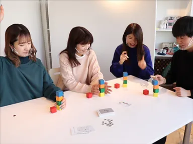 平面のイラストを見てブロックを素早く並べます