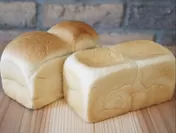 (左)焼き食パン(右)生食パン
