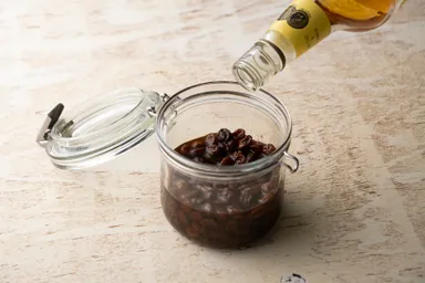 有機レーズンをラム酒に数日間漬け込みます