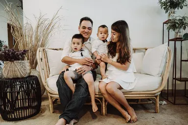 優しい曲線の3人掛けソファ