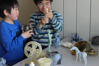 造形された3Dモデルに触れて驚く子どもたち