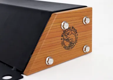 ロゴマークと大き目のボルト