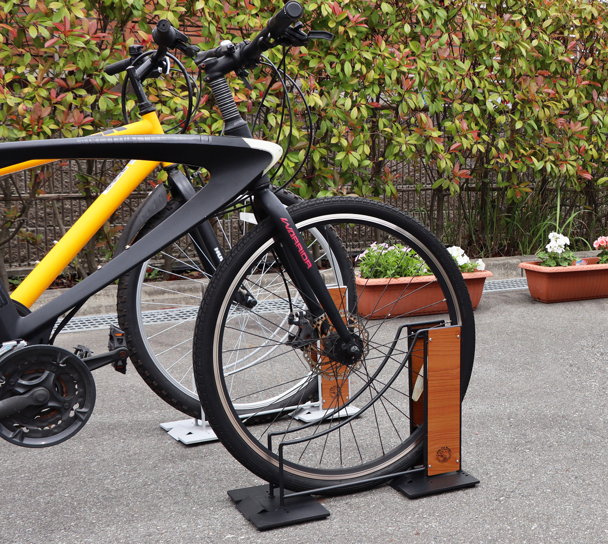 スチール 木目調デザインのオシャレな 自転車スタンド と 車止め の先行予約販売を Makuakeにて7月30日 金 まで実施 株式会社ヤマソロのプレスリリース