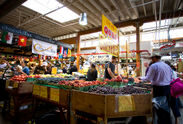 地元の食材が並ぶパブリックマーケット (C)Tourism Vancouver