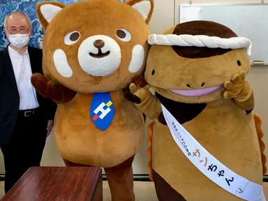 応援団長：安佐動物公園キャラクター「オオサンショウウオの『サンちゃん』」、広島銀行イメージキャラクター「ひろくん」