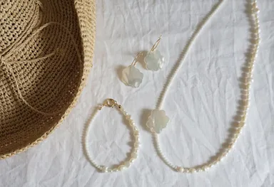 Jasmineシリーズとピアス