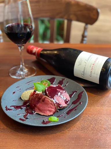 鹿肉の高級部位のロースをピノノワールと合わせて